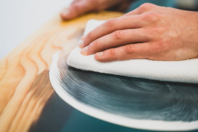 Comment polir parfaitement de la résine époxy ? (plateaux de tables et petits objets) - G.Hodin