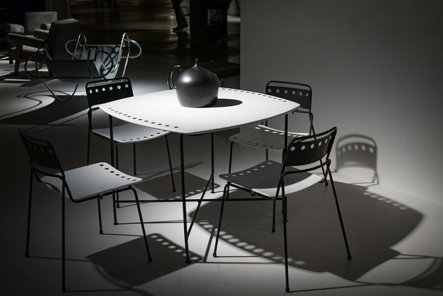Minimalisme Chic : Créer un Intérieur Noir et Blanc Moderne et Épuré - G.Hodin: Tables en Bois Résine Epoxy