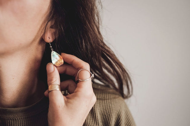 Boucles d'Oreilles Goutte en Résine